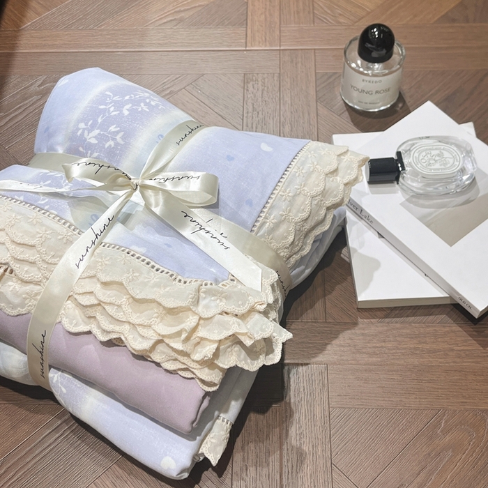 91家纺网 家纺一手货源 找家纺 荣轩家居 2025新款全棉双层纱镂空花边工艺款四件套薄荷花影