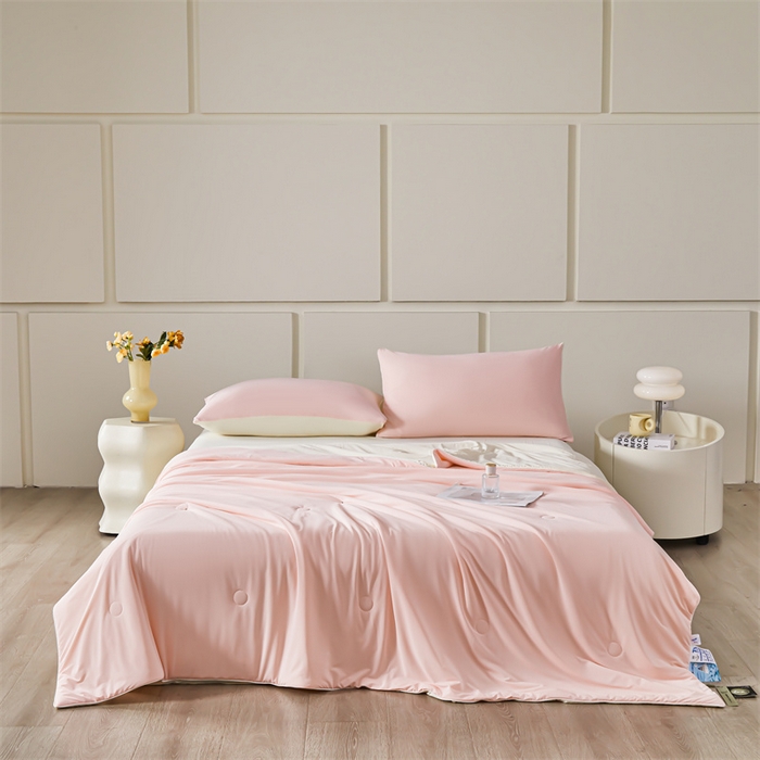 91家纺网 家纺一手货源 找家纺 雯豆家纺 2025夏季新品7A抗菌氨纶凉感丝夏凉被冰丝双人抑菌薄款透气薄被芯 冻冻凉感夏被-白桃粉+暖米色