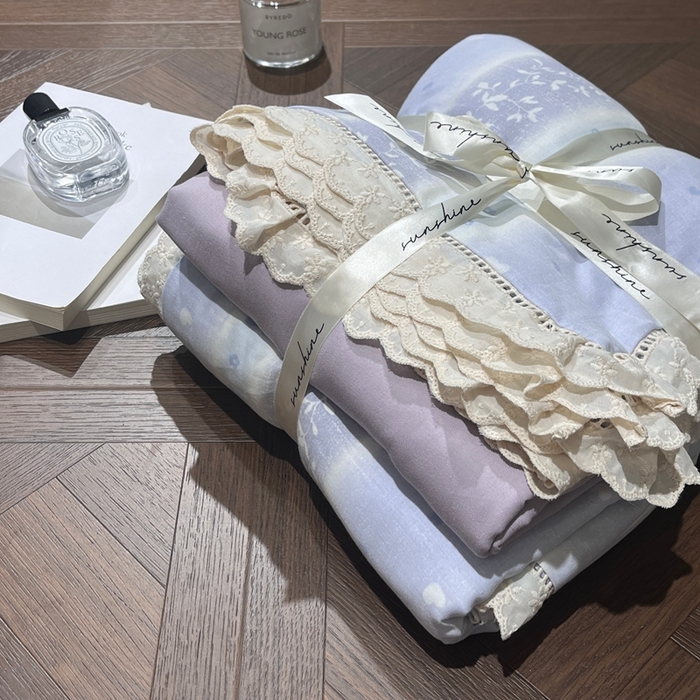 91家纺网 家纺一手货源 找家纺 荣轩家居 2025新款全棉双层纱镂空花边工艺款四件套薄荷花影