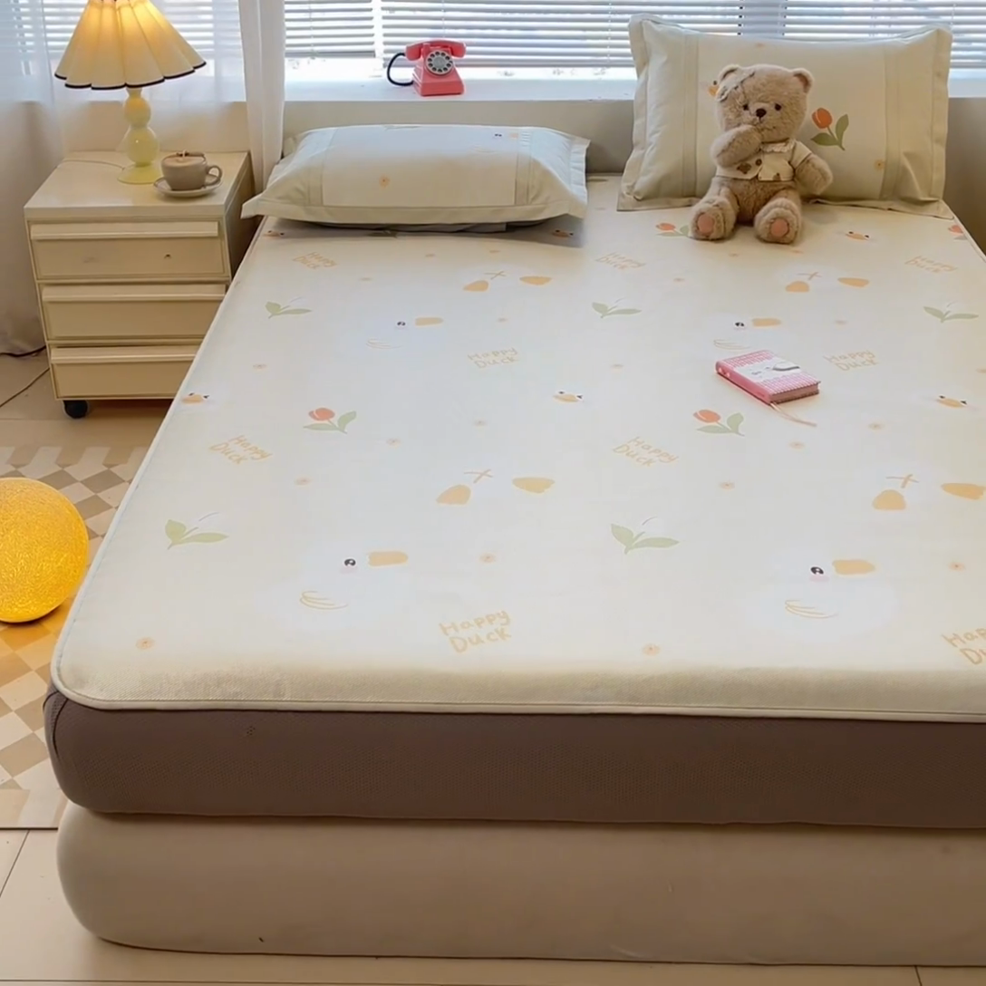 91家纺网 家纺一手货源 找家纺 鑫琪莱家纺 2025新款数码印花加密冰藤凉席三件套 床笠款-快乐丫丫