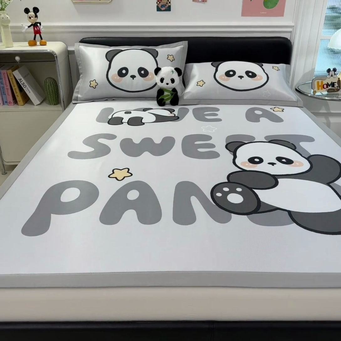 91家纺网 家纺一手货源 找家纺 丝羽坊 2025新款大版印花冰丝凉席冰丝席碳光冰丝凉席-平铺款 功夫熊猫