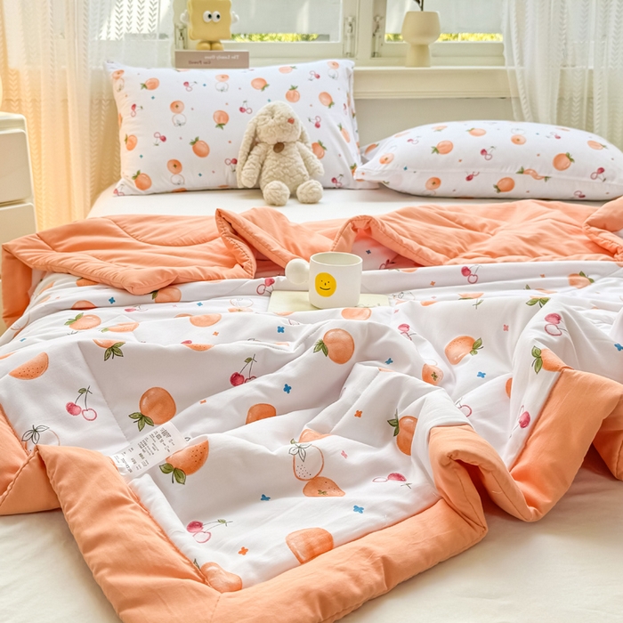 91家纺网 家纺一手货源 找家纺 穆琪 2025年新款小清新手包边夏凉被水洗棉印花夏被 甜蜜邂逅