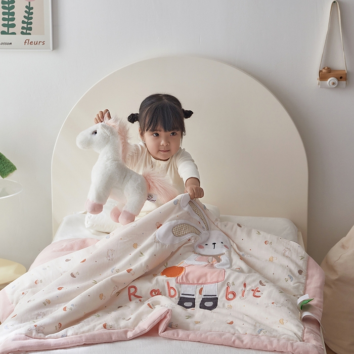 91家纺网 家纺一手货源 找家纺 荷马之梦 2025新款A类全棉双层纱贴布绣大豆儿童夏被轻芯系列 长耳朵兔兔