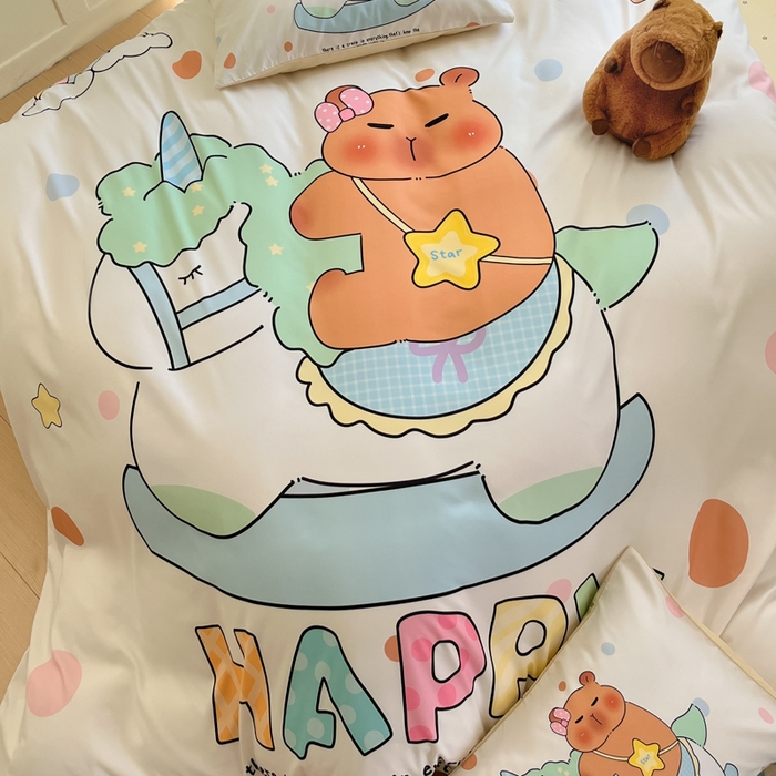 91家纺网 家纺一手货源 找家纺 博雅 2025新款全棉大版印花四件套-卡皮巴拉 木马卡皮巴拉