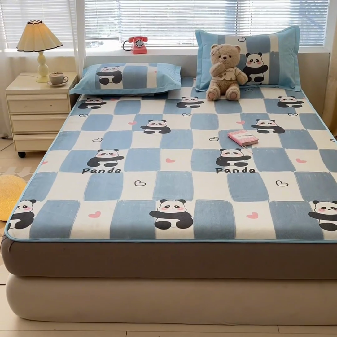 91家纺网 家纺一手货源 找家纺 鑫琪莱家纺 2025新款数码印花加密冰藤凉席三件套 床笠款-棋趣熊猫