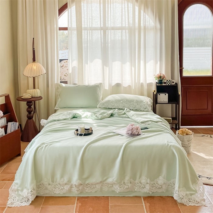 91家纺网 家纺一手货源 找家纺 雯豆家纺 2025夏季新品天丝蕾丝花边款夏被四件套夏天凉感薄被空调被 米娅-山茶绿