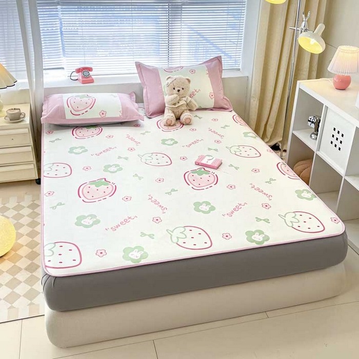 91家纺网 家纺一手货源 找家纺 鑫琪莱家纺 2025新款数码印花加密冰藤凉席三件套 床笠款-甜心草莓