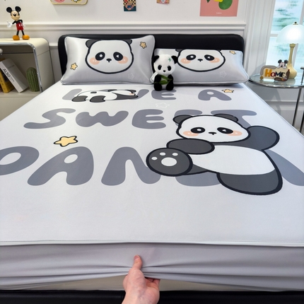 91家纺网 家纺一手货源 找家纺 丝羽坊 2025新款大版印花冰丝凉席冰丝席碳光冰丝凉席-床笠款 功夫熊猫