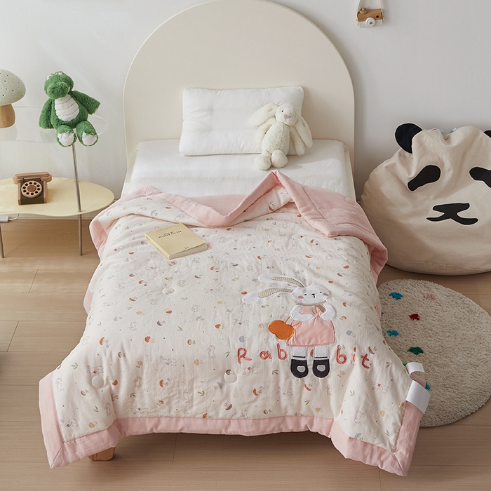 91家纺网 家纺一手货源 找家纺 荷马之梦 2025新款A类全棉双层纱贴布绣大豆儿童夏被轻芯系列 长耳朵兔兔