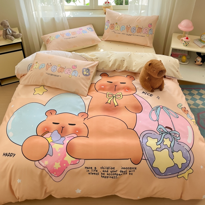 91家纺网 家纺一手货源 找家纺 博雅 2025新款全棉大版印花四件套-卡皮巴拉 许愿瓶卡皮巴拉