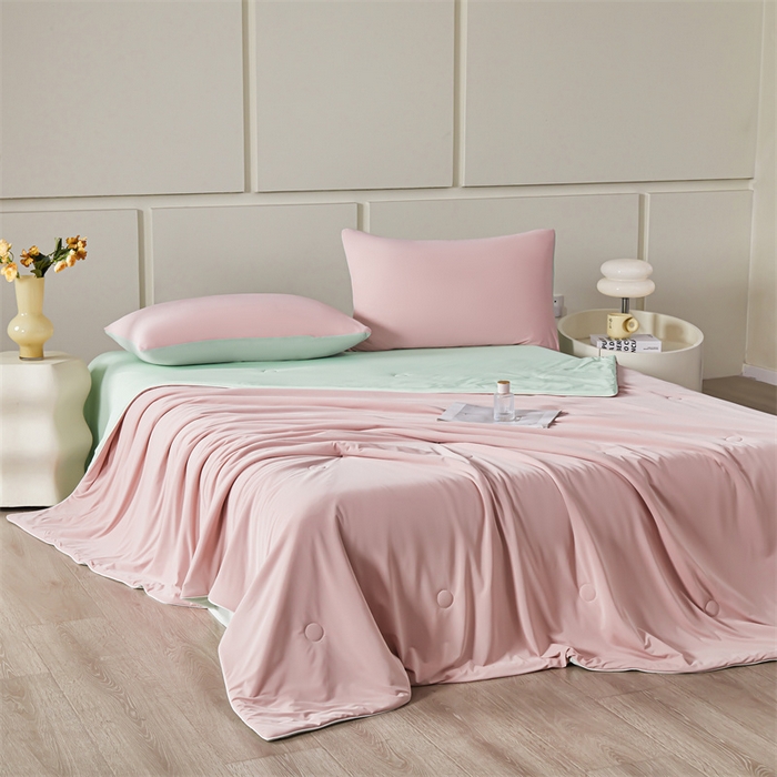 91家纺网 家纺一手货源 找家纺 雯豆家纺 2025夏季新品7A抗菌氨纶凉感丝夏凉被冰丝双人抑菌薄款透气薄被芯 冻冻凉感夏被-烟霞粉+梅子青