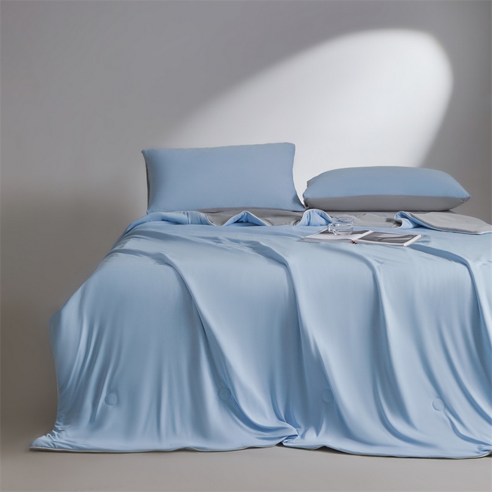 91家纺网 家纺一手货源 找家纺 雯豆家纺 2025夏季新品7A抗菌100%锦纶冰丝凉感夏凉被纯色拼色高档薄被空调被 小冰皮-幽梦蓝+轻奢灰