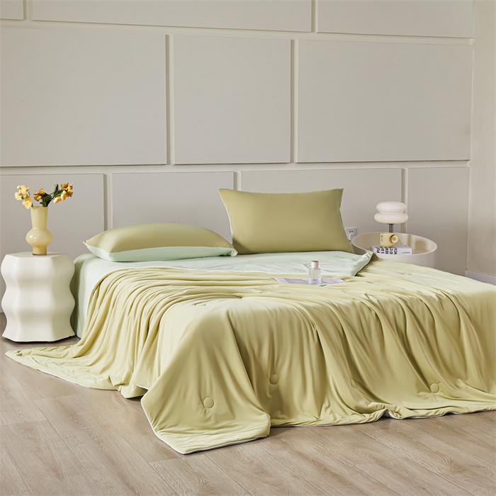 91家纺网 家纺一手货源 找家纺 雯豆家纺 2025夏季新品7A抗菌氨纶凉感丝夏凉被冰丝双人抑菌薄款透气薄被芯 冻冻凉感夏被-麦垛黄+梅子青