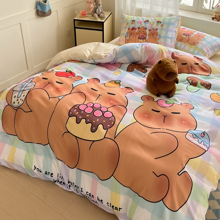 91家纺网 家纺一手货源 找家纺 博雅 2025新款全棉大版印花四件套-卡皮巴拉 蛋糕卡皮巴拉