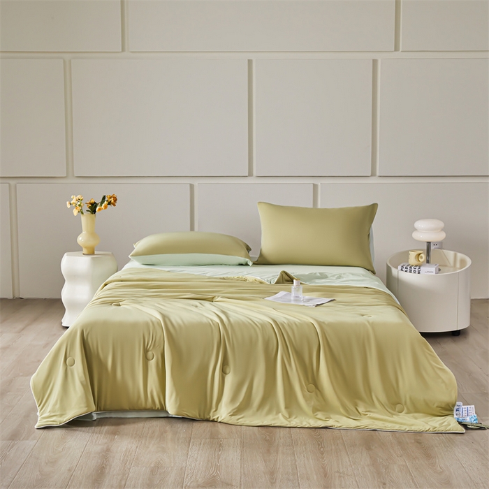 91家纺网 家纺一手货源 找家纺 雯豆家纺 2025夏季新品7A抗菌氨纶凉感丝夏凉被冰丝双人抑菌薄款透气薄被芯 冻冻凉感夏被-麦垛黄+梅子青