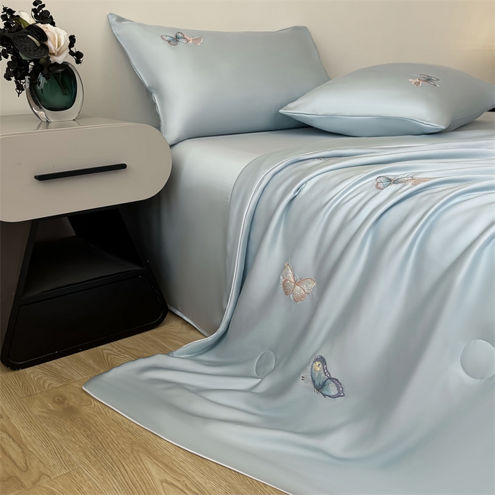 91家纺网 家纺一手货源 找家纺 雯豆家纺 2025夏季新品莱赛尔兰精天丝绣花刺绣夏被空调被四件套冰丝凉感薄被子 蝴蝶系列-雾霾蓝