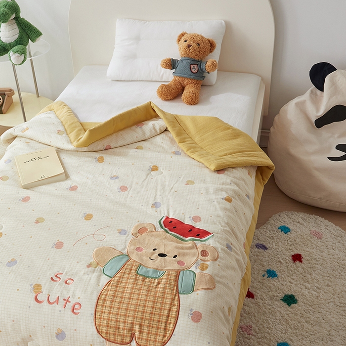 91家纺网 家纺一手货源 找家纺 荷马之梦 2025新款A类全棉双层纱贴布绣大豆儿童夏被轻芯系列 西瓜小熊