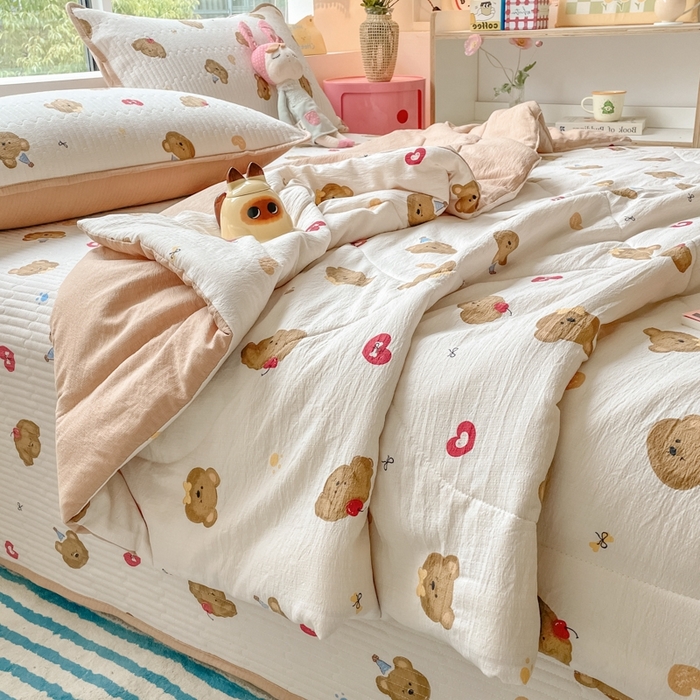 91家纺网 家纺一手货源 找家纺 老帅的工厂店2025新款a类云感双层纱7a抗菌夏被四件套 快乐小熊