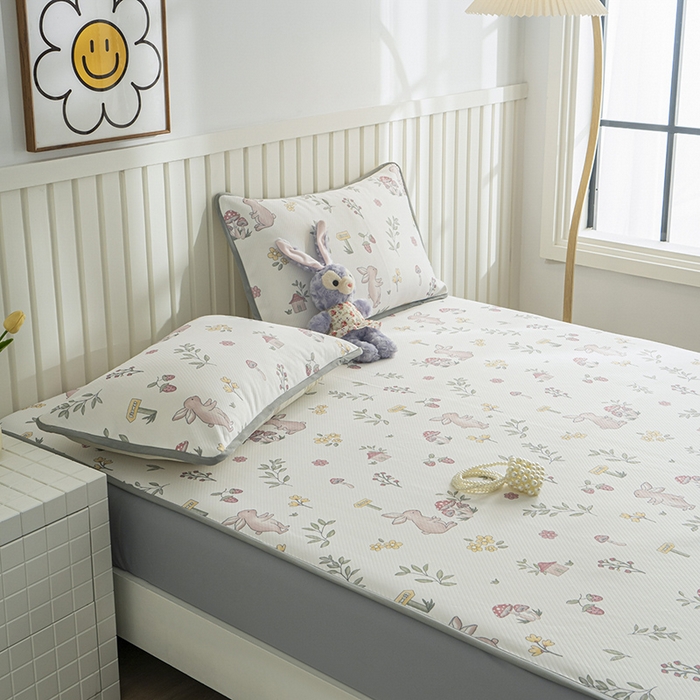 91家纺网 家纺一手货源 找家纺 卢赛尔 2025新款凉感丝提花凉席床笠款 蘑菇兔