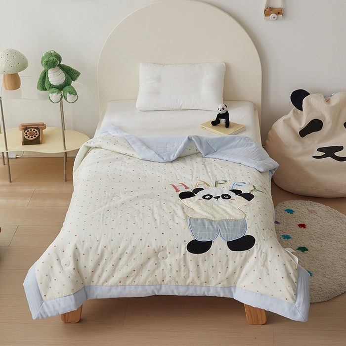 91家纺网 家纺一手货源 找家纺 荷马之梦 2025新款A类全棉双层纱贴布绣大豆儿童夏被轻芯系列 快乐熊猫