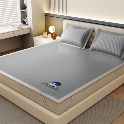 91家纺网 家纺一手货源 找家纺 卡初家居（原微来） 2025新款条纹熊猫烫画系列冰丝席 条纹-灰色