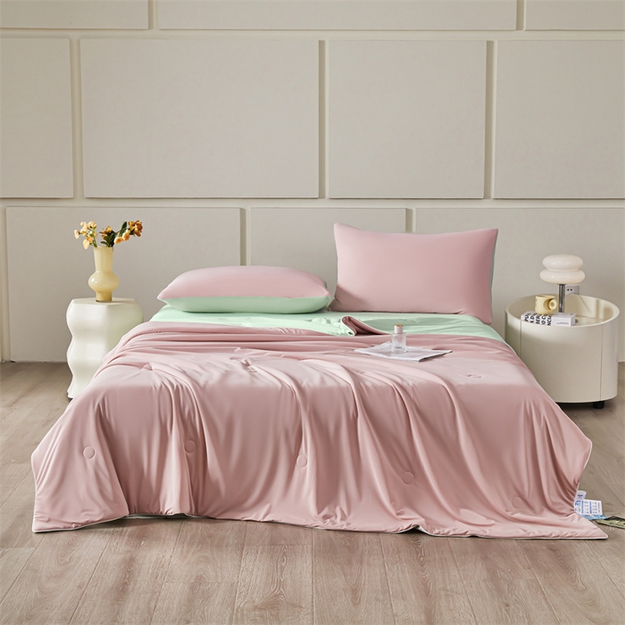 91家纺网 家纺一手货源 找家纺 雯豆家纺 2025夏季新品7A抗菌氨纶凉感丝夏凉被冰丝双人抑菌薄款透气薄被芯 冻冻凉感夏被-烟霞粉+梅子青