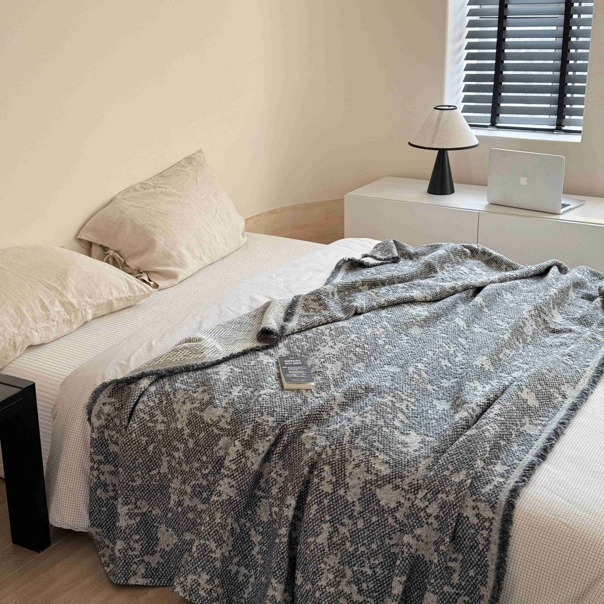 91家纺网 家纺一手货源 找家纺 金丝鸟家纺 2025春夏新款高端羊毛混纺盖毯毯子盖毯多功能盖毯飞机毯 利文 深灰