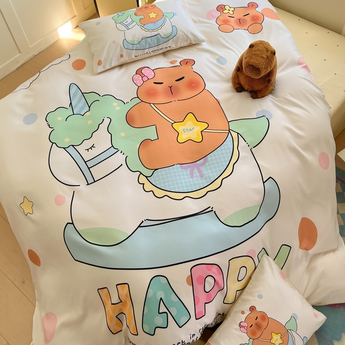 91家纺网 家纺一手货源 找家纺 博雅 2025新款全棉大版印花四件套-卡皮巴拉 木马卡皮巴拉