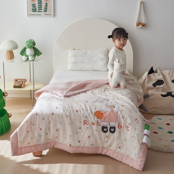 91家纺网 家纺一手货源 找家纺 荷马之梦 2025新款A类全棉双层纱贴布绣大豆儿童夏被轻芯系列 长耳朵兔兔