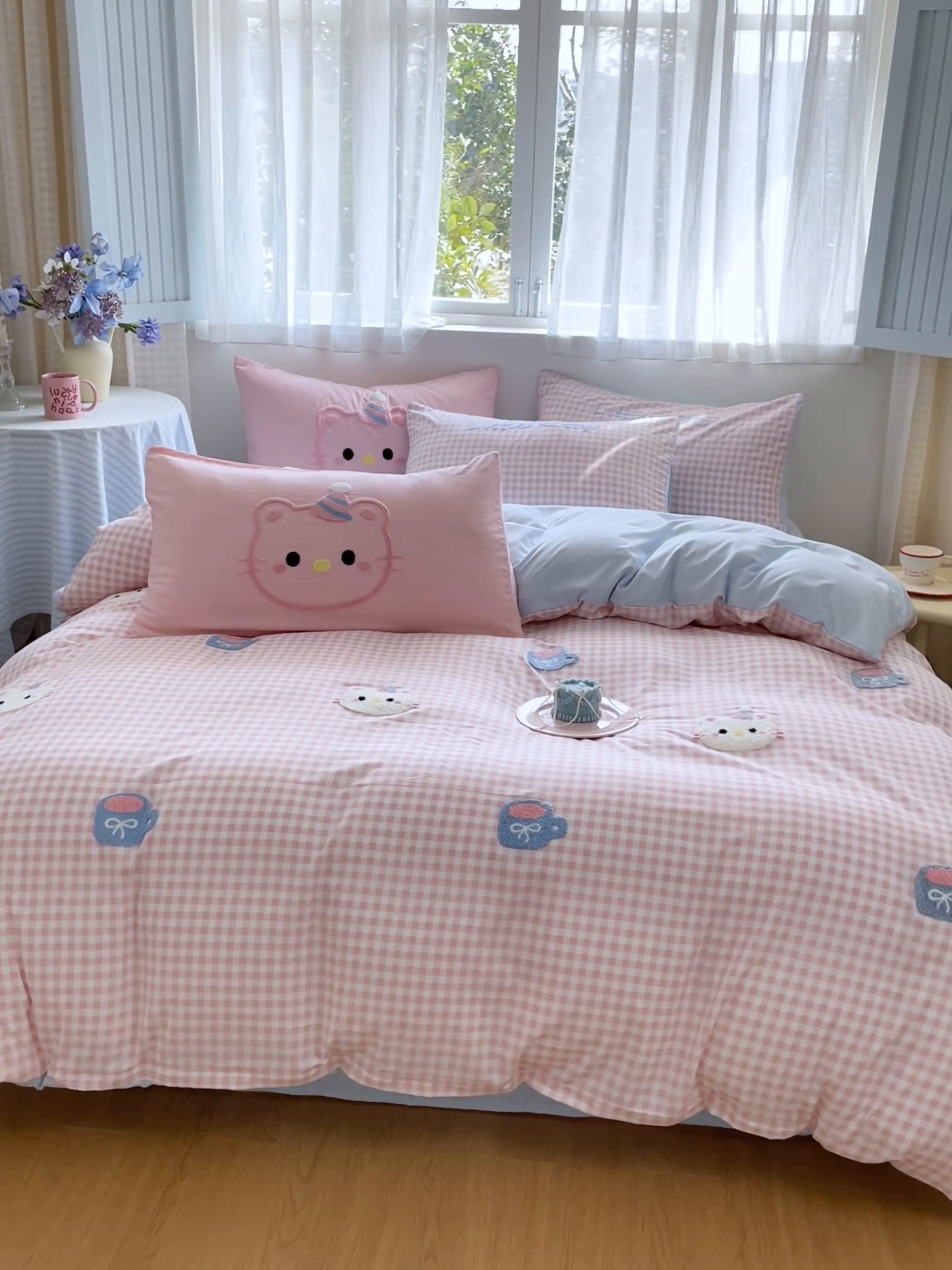 91家纺网 家纺一手货源 找家纺 星座家纺 2025新款水洗棉毛巾绣四件套 笑脸KT 粉蓝