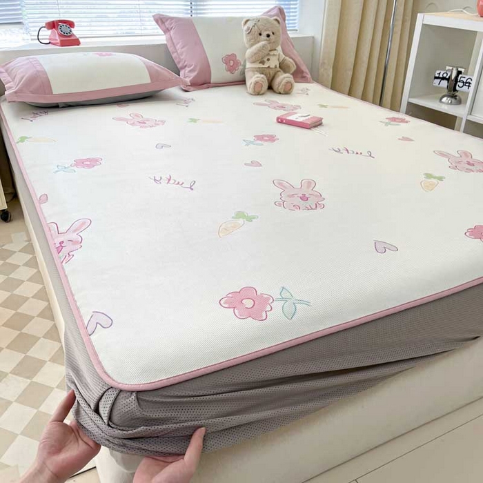 91家纺网 家纺一手货源 找家纺 鑫琪莱家纺 2025新款数码印花加密冰藤凉席三件套 床笠款-花园小兔