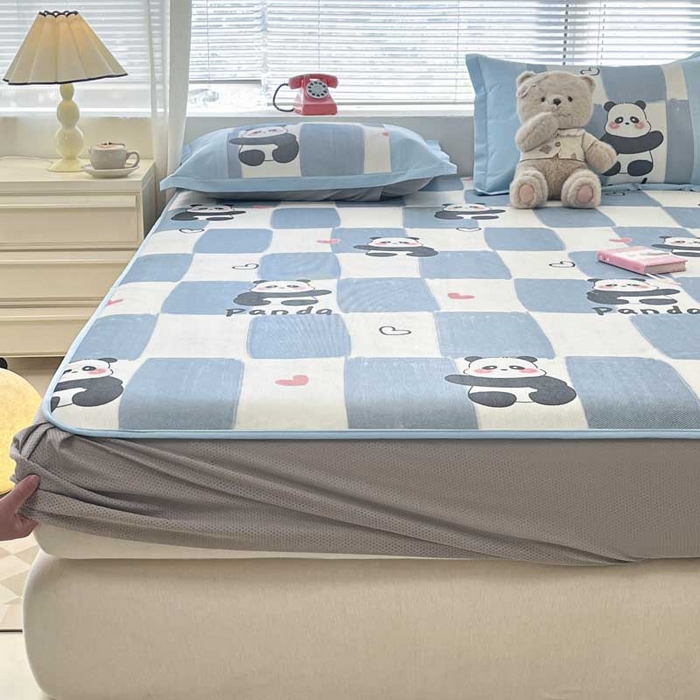 91家纺网 家纺一手货源 找家纺 鑫琪莱家纺 2025新款数码印花加密冰藤凉席三件套 床笠款-棋趣熊猫