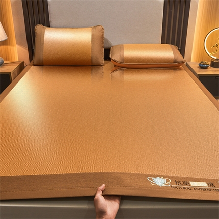 91家纺网 家纺一手货源 找家纺 航途席业 2025新款冰藤席凉席三件套宽包边抗菌刺绣款冰藤凉席 冰藤饼干格