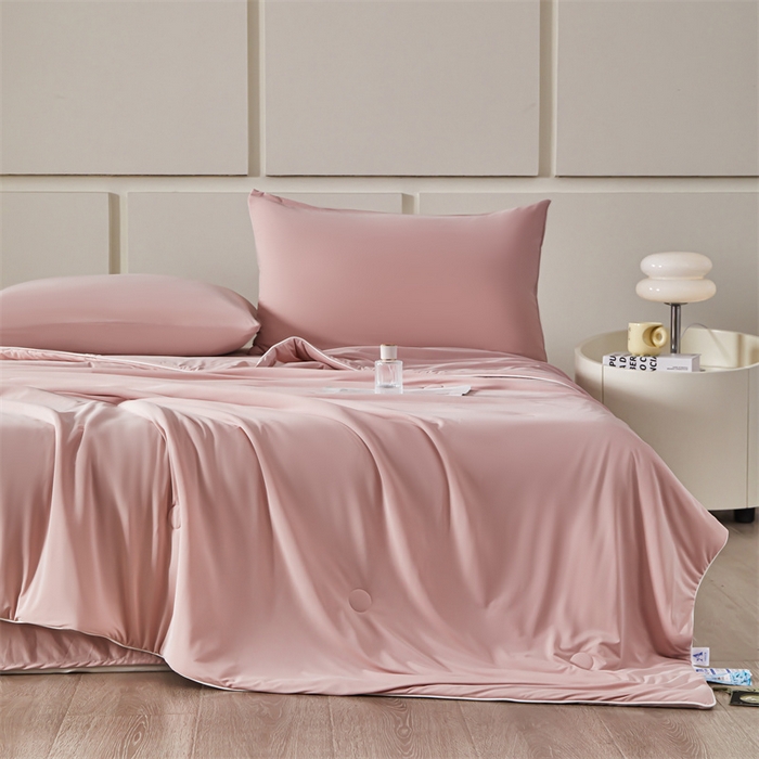 91家纺网 家纺一手货源 找家纺 雯豆家纺 2025夏季新品7A抗菌氨纶凉感丝夏凉被冰丝双人抑菌薄款透气薄被芯 冻冻凉感夏被-烟霞粉