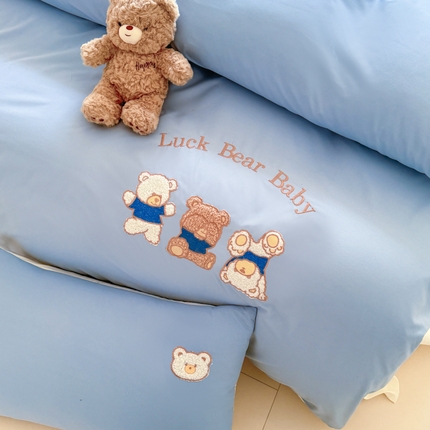 91家纺网 家纺一手货源 找家纺 2025春夏新款水洗棉刺绣四件套-三只小熊 奶蓝三只小熊