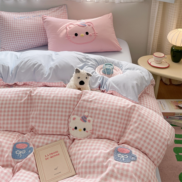 91家纺网 家纺一手货源 找家纺 星座家纺 2025新款水洗棉毛巾绣四件套 笑脸KT 粉蓝