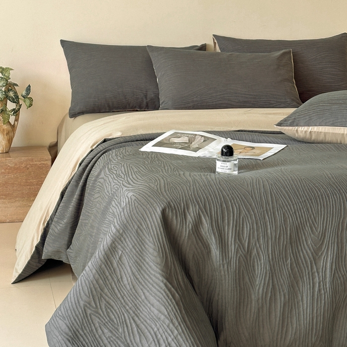 91家纺网 家纺一手货源 找家纺 欣晴家纺 2025新款亲肤水洗棉简约大提花四件套 浅灰+米驼