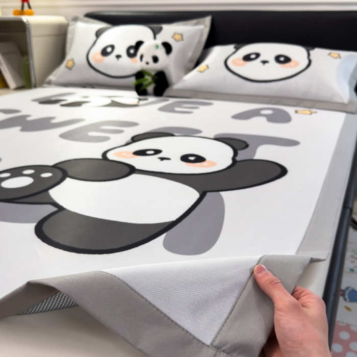 91家纺网 家纺一手货源 找家纺 丝羽坊 2025新款大版印花冰丝凉席冰丝席碳光冰丝凉席-平铺款 功夫熊猫