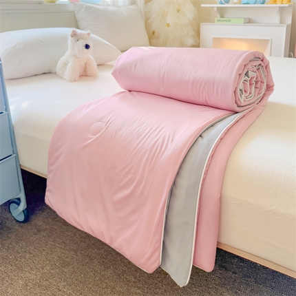 91家纺网 家纺一手货源 找家纺 （总）名兮家居2025春夏新款纯色双拼凉感丝夏凉被-场景二