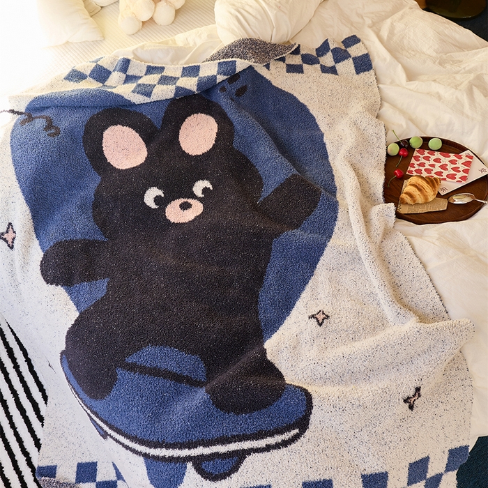 91家纺网 家纺一手货源 找家纺 （总）暖绵绵家纺 2025新款半边绒熊趣滑行卡通毯-皮卡熊