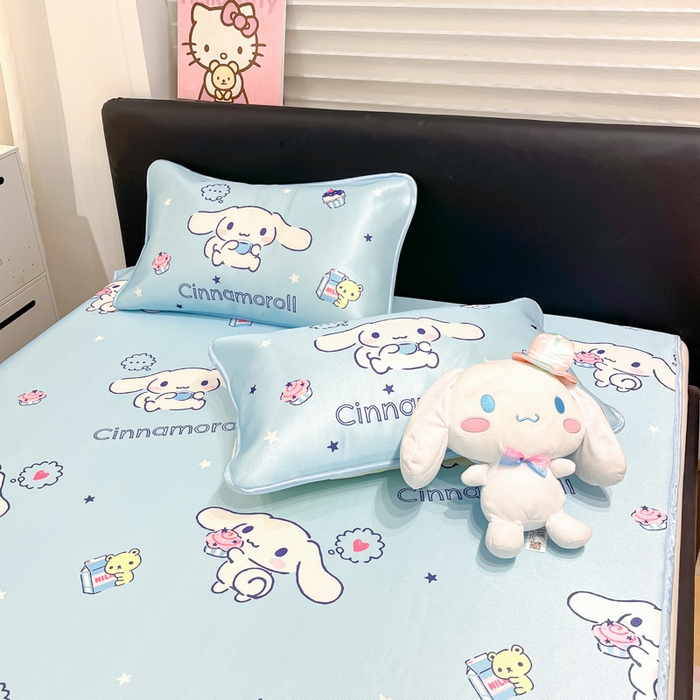 91家纺网 家纺一手货源 找家纺 暮思家居 2025新款三丽鸥正版授权数码印花A类可机洗1200D冰丝凉席三件套平铺款系列 平铺款-甜品玉桂狗