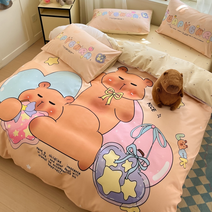 91家纺网 家纺一手货源 找家纺 博雅 2025新款全棉大版印花四件套-卡皮巴拉 许愿瓶卡皮巴拉