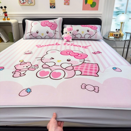 91家纺网 家纺一手货源 找家纺 丝羽坊 2025新款大版印花冰丝凉席冰丝席碳光冰丝凉席-床笠款 甜甜猫