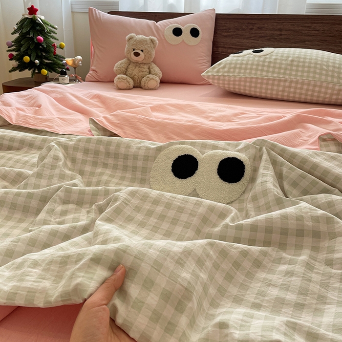 91家纺网 家纺一手货源 找家纺 桃心家居 2025新款云柔水洗棉毛巾绣大豆单夏被夏被四件套 水洗棉-大眼睛夏被绿格粉粉