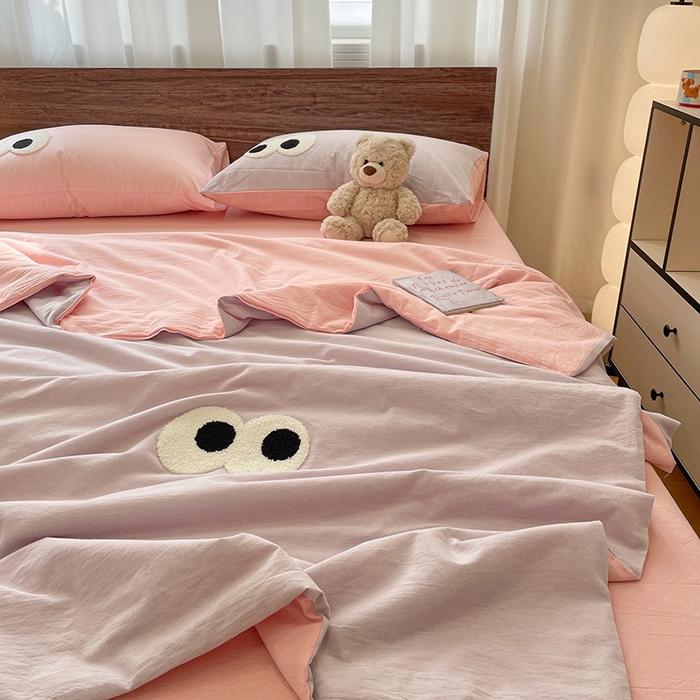 91家纺网 家纺一手货源 找家纺 桃心家居 2025新款云柔水洗棉毛巾绣大豆单夏被夏被四件套 水洗棉-大眼睛夏被葡萄粉桃