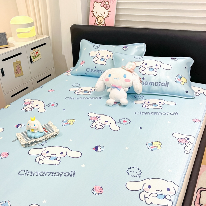 91家纺网 家纺一手货源 找家纺 暮思家居 2025新款三丽鸥正版授权数码印花A类可机洗1200D冰丝凉席三件套平铺款系列 平铺款-甜品玉桂狗