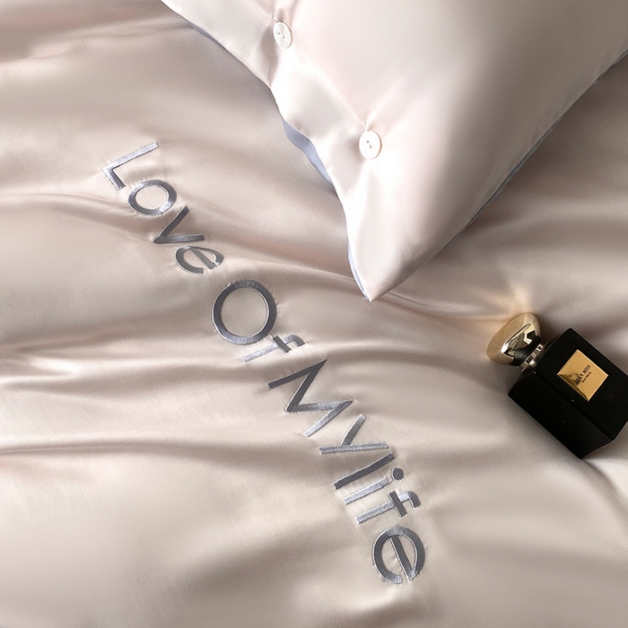 91家纺网 家纺一手货源 找家纺 优悦 2025新款冰丝印花刺绣双拼四件套-漫心 冰莓粉