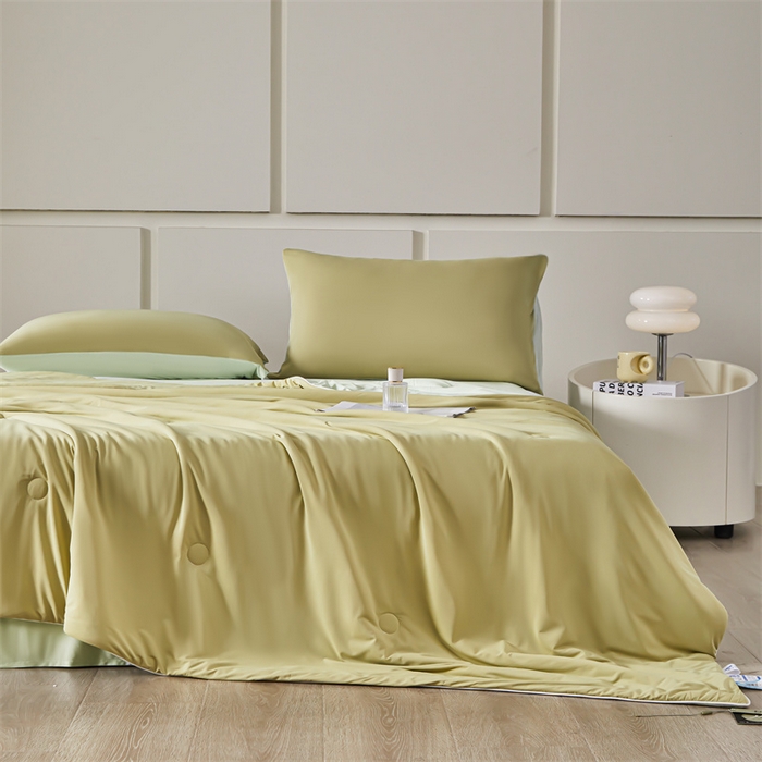 91家纺网 家纺一手货源 找家纺 雯豆家纺 2025夏季新品7A抗菌氨纶凉感丝夏凉被冰丝双人抑菌薄款透气薄被芯 冻冻凉感夏被-麦垛黄+梅子青