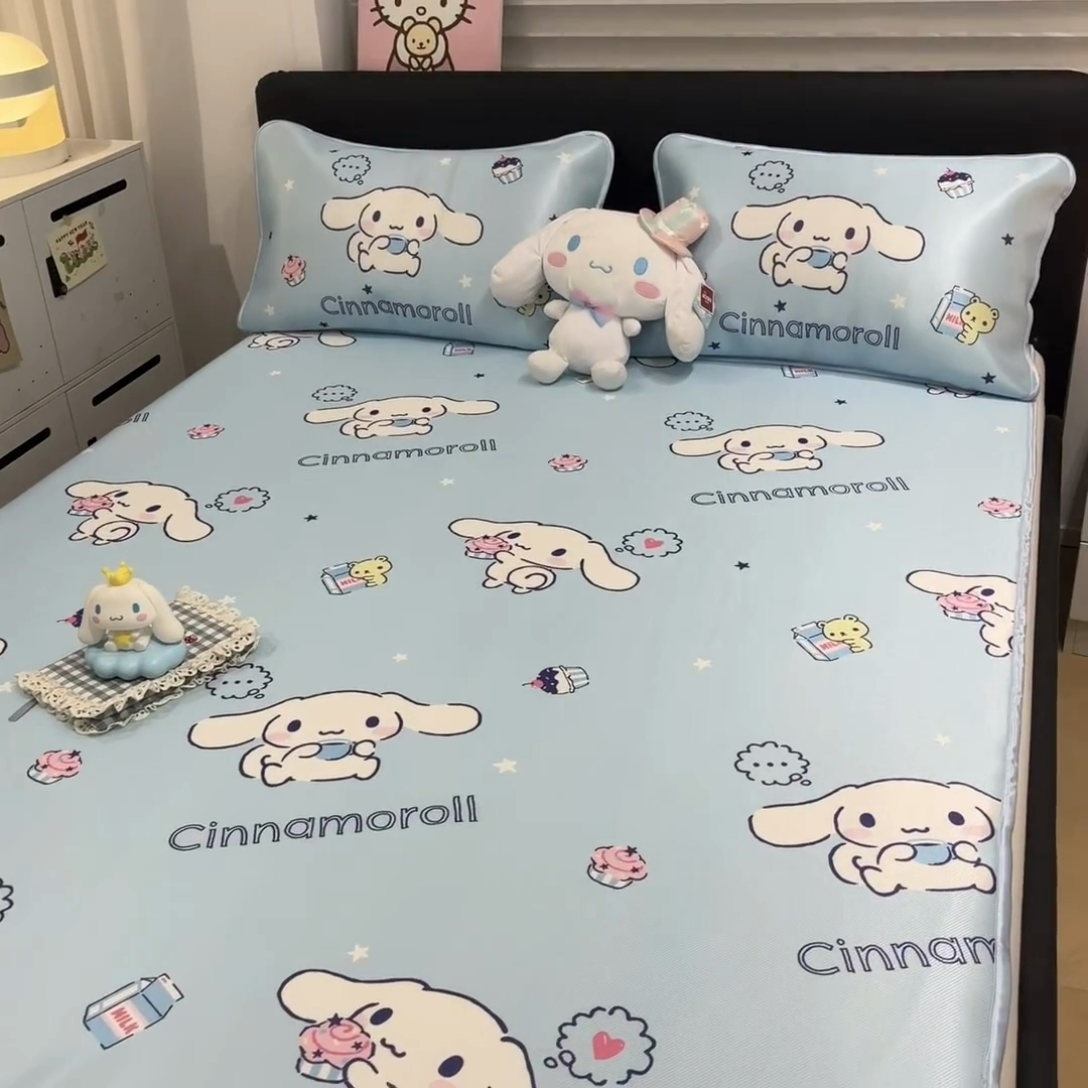 91家纺网 家纺一手货源 找家纺 暮思家居 2025新款三丽鸥正版授权数码印花A类可机洗1200D冰丝凉席三件套平铺款系列 平铺款-甜品玉桂狗