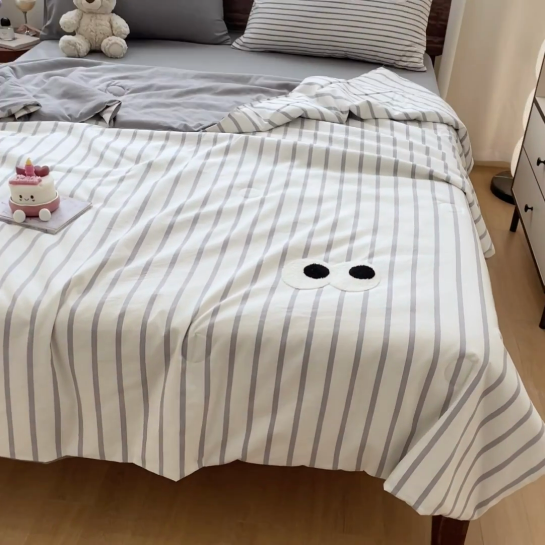 91家纺网 家纺一手货源 找家纺 桃心家居 2025新款云柔水洗棉毛巾绣大豆单夏被夏被四件套 水洗棉-大眼睛夏被灰条拿铁